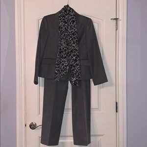 Kasper 8P Gray Women’s Pantsuit with scarf